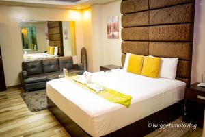 a hotel room with a bed and a couch at Extension Grand Central in Angeles +26 photos