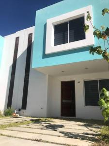 niebiesko-biały budynek z drzwiami w obiekcie Casa habitación Del Prado w mieście Santa Cruz Xoxocotlán