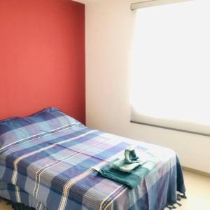 sypialnia z łóżkiem i ręcznikiem na nim w obiekcie Casa habitación Del Prado w mieście Santa Cruz Xoxocotlán
