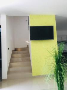 korytarz z żółtą ścianą i schodami z rośliną w obiekcie Casa habitación Del Prado w mieście Santa Cruz Xoxocotlán