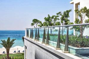 een balkon met uitzicht op de oceaan bij Oceanfront Coastal Apartment in Ras al Khaimah