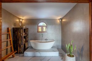 Koupelna v ubytování Modern 2-Bedroom-Villa Imola with Private Pool, Fitness-Corner and Jungle View in Canggu -Bali