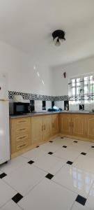 Η κουζίνα ή μικρή κουζίνα στο 3-Bedroom Villa Near Blue Bay