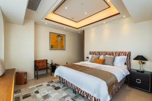 Postel nebo postele na pokoji v ubytování Guangzhou He She Art Apartment