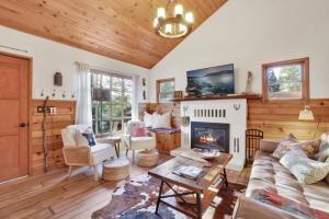 Una sala de estar con un sofá y una chimenea. en The Nest On Towne Trail - Hot Tub, BBQ, Fire Pit, en Big Bear Lake
