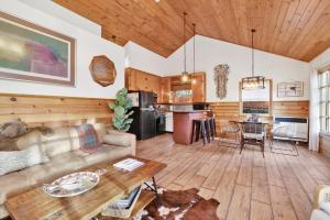 una sala de estar con un sofá y una mesa en The Nest On Towne Trail - Hot Tub, BBQ, Fire Pit, en Big Bear Lake