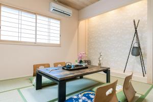 a dining room with a table and chairs at 楓の宿 Osaka Midoribashi5min 5ppl liubj8 in Osaka