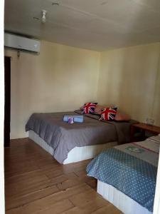 Tiga PapanにあるSidi Beachfront Bungalowsの部屋にベッドが2つある寝室
