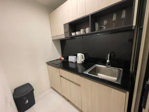カマラビーチにあるOceana Resort Kamala Ocean View 5th floorの小さなキッチン(シンク、ゴミ箱付)