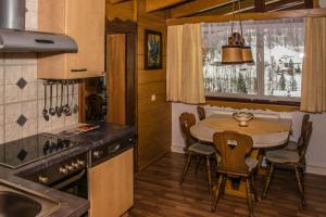 A kitchen or kitchenette at Haus Saroja