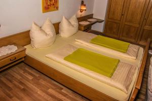 A bed or beds in a room at Haus Saroja