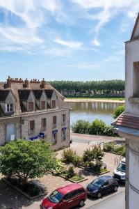 Udsigt til en flod der løber i nærheden af lejligheden + 6 billeder