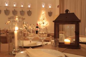 een tafel met wijnglazen en een kerstboom bij Relais in Contrada in Lucera