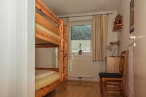 ein Schlafzimmer mit einem Etagenbett und einem Fenster in der Unterkunft Haus Saroja in Brand