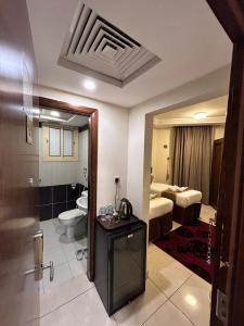 a room with a bathroom with a toilet and a sink at Knooz Aldiafah in Makkah