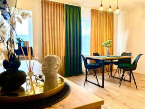 a living room with a table and a dining room at New Stylish Apartment City Center Self Check-In in Narva