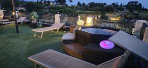 Un patio con jacuzzi y una mesa y sillas. en Argentiere Room Apartments, en Florencia