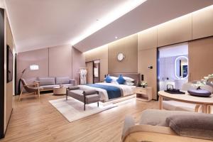 una camera da letto con un letto e un soggiorno di 桂林桂花树下酒店 Guilin Osmanthus Tree Resort a Guilin