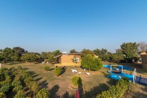 une vue aérienne d'un complexe hôtelier avec piscine dans l'établissement Arise Ethnic Village Resort - Manesar Bilaspur, à Gurgaon