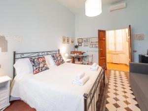A bed or beds in a room at Affittacamere Firenze in Libertà Parterre