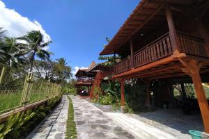 ein Haus mit einem Gehweg neben einem Gebäude in der Unterkunft Argo limo Cottage Syariah Magelang in Tanayung