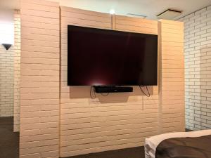 TV a/nebo společenská místnost v ubytování HOTEL WILL渋谷 LOVE HOTEL -Adult only-