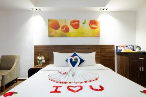 Postel nebo postele na pokoji v ubytování Sandals Lily Hotel
