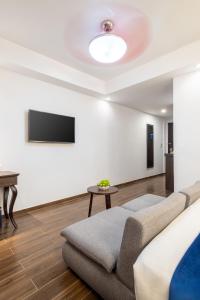 TV a/nebo společenská místnost v ubytování Sandals Lily Hotel