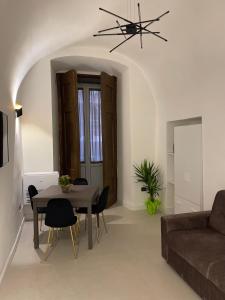 un soggiorno con un tavolo e un divano di Spinelli house a Napoli