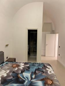 una camera da letto con un letto decorato con fiori di Spinelli house a Napoli Altre 32 foto