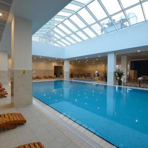 una grande piscina in un edificio di 36th Floor Apartment - Skyline Corner 320 Skopje a Skopje