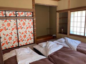 Postel nebo postele na pokoji v ubytování 安曇野市穂高温泉郷Vila湯仙望