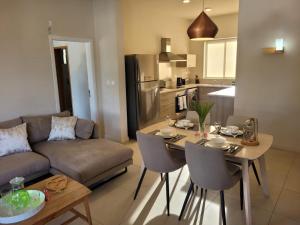 Kuchyň nebo kuchyňský kout v ubytování L'Estuaire Seafront Apartment Black River