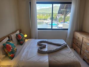 Postel nebo postele na pokoji v ubytování L'Estuaire Seafront Apartment Black River