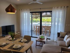 Posezení v ubytování L'Estuaire Seafront Apartment Black River