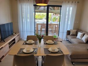 TV a/nebo společenská místnost v ubytování L'Estuaire Seafront Apartment Black River