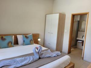 Postel nebo postele na pokoji v ubytování L'Estuaire Seafront Apartment Black River