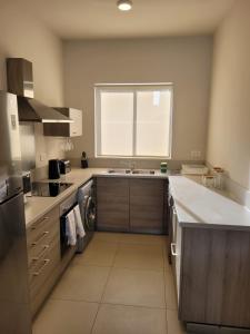 Kuchyň nebo kuchyňský kout v ubytování L'Estuaire Seafront Apartment Black River