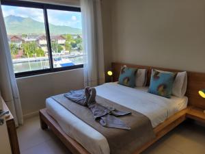 Postel nebo postele na pokoji v ubytování L'Estuaire Seafront Apartment Black River