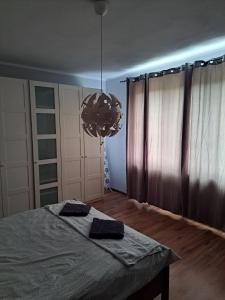 Łóżko lub łóżka w pokoju w obiekcie Comfortable Apartment close to Spodek