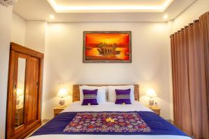 Postel nebo postele na pokoji v ubytování Junna House Ubud by Prasi
