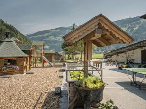 ツェル・アム・ツィラーにあるアパートメント ゾーネナウの木造パビリオンと遊び場のある庭園