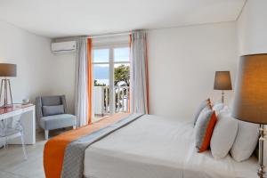 Posteľ alebo postele v izbe v ubytovaní Marpunta Resort, Santikos Collection