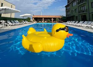 Πισίνα στο ή κοντά στο Green Hotel ANG
