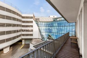 En balkon eller terrasse på Centerapartments Tonhallenstraße