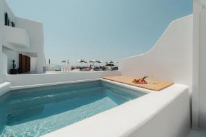 A piscina localizada em Croco Mykonos ou nos arredores