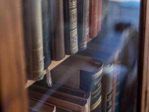 Η βιβλιοθήκη του καταφυγίου