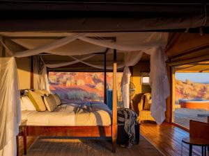 Ένα ή περισσότερα κρεβάτια σε δωμάτιο στο Wolwedans Dune Camp
