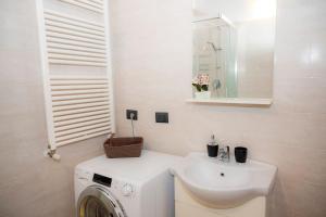 Ένα μπάνιο στο Medieval City Centre - Modern Suite with AC, Smart TV & WiFi