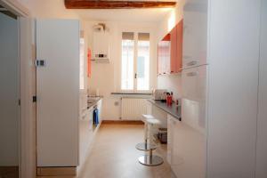 Η κουζίνα ή μικρή κουζίνα στο Medieval City Centre - Modern Suite with AC, Smart TV & WiFi +13 φωτογραφίες